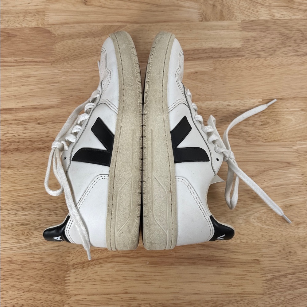 Veja White Black Casual Sneakers - Picture 14 of 16